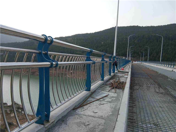 昌江不锈钢桥梁护栏的特点及其在桥梁安全中的重要作用