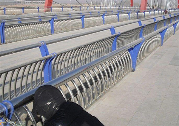 昌江不锈钢复合管护栏一种安全而耐用的防护解决方案