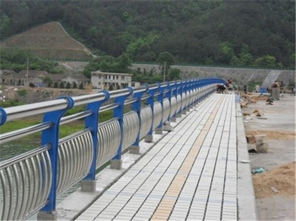 昌江不锈钢桥梁护栏的特性及其在现代建筑中的应用